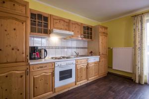 A kitchen or kitchenette at Ferienhaus Resi & Obermoser