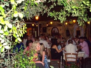 Hosté ubytování Villa Faros Apartments & Restaurant + 37 fotografií