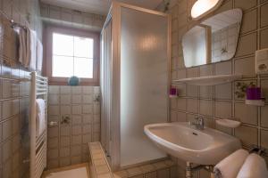A bathroom at Ferienhaus Resi & Obermoser