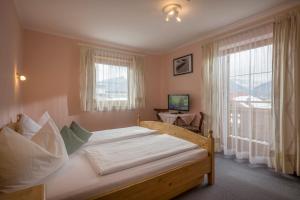 A bed or beds in a room at Ferienhaus Resi & Obermoser