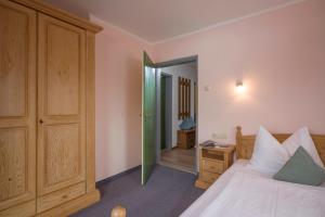 A bed or beds in a room at Ferienhaus Resi & Obermoser
