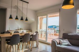 デニアにあるApartamento en Denia Fusterのキッチン、ダイニングルーム(テーブル、椅子付)