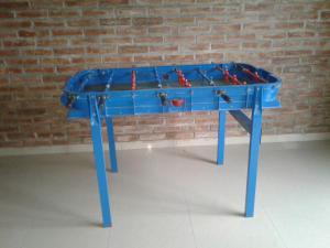 una mesa de ping pong azul frente a una pared de ladrillo en Residencial Guadalupe en Termas de Río Hondo