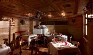 un restaurante con mesas y sillas en una habitación en DV Chalet Boutique Hotel & Spa en Madonna di Campiglio