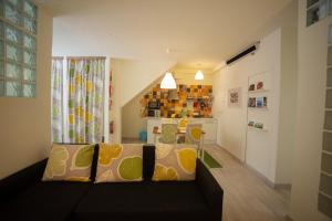 a living room with a couch and a kitchen at Apartamento Troino in Setúbal