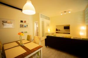 a living room with a couch and a dining room at Apartamento Troino in Setúbal