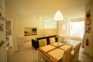 a living room with a table and a couch at Apartamento Troino in Setúbal