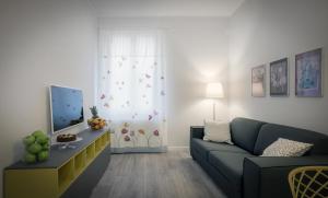 - un salon avec un canapé et une fenêtre dans l'établissement L'Appartamento del Corso, à Santarcangelo di Romagna