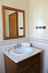 a bathroom with a sink and a mirror at Casa da Maria Moca in Fátima