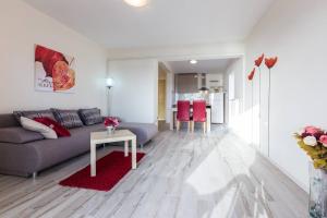 ein Wohnzimmer mit einer Couch und einem Tisch in der Unterkunft Sea View Apartments Pericic in Sukošan