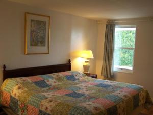una camera con letto e finestra di Golden Knight Inn and Suites a Rock Stream