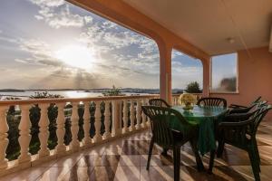 Ein Balkon oder eine Terrasse in der Unterkunft Sea View Apartments Pericic