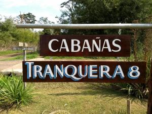 una señal para la entrada a las cabañas traquairtera en Cabañas Tranquera 8 en Chascomús