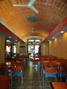 A restaurant or other place to eat at Hostal Adarnius