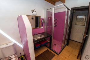 y baño con ducha de color rosa y lavabo. en Tayu Eco Villa, en Villaverde 36 fotos más