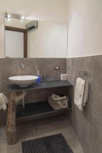 W łazience znajduje się umywalka i lustro. w obiekcie La Casa Di Flora w mieście Napoli
