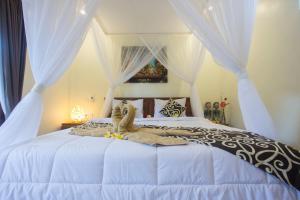 Postel nebo postele na pokoji v ubytování Nengah House Ubud