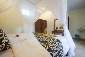 Postel nebo postele na pokoji v ubytování Nengah House Ubud