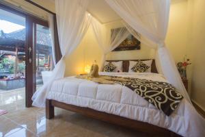 Postel nebo postele na pokoji v ubytování Nengah House Ubud