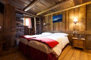 Ένα ή περισσότερα κρεβάτια σε δωμάτιο στο L' Aroula Rooms & Restaurant