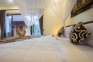 Postel nebo postele na pokoji v ubytování Nengah House Ubud