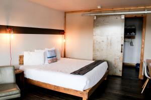 Postel nebo postele na pokoji v ubytování Ashore Hotel