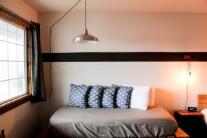 Postel nebo postele na pokoji v ubytování Ashore Hotel