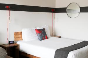 Postel nebo postele na pokoji v ubytování Ashore Hotel