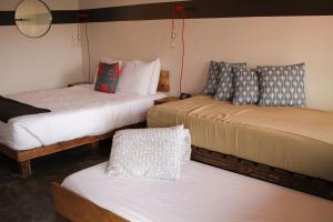 Postel nebo postele na pokoji v ubytování Ashore Hotel