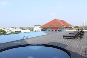 Πισίνα στο ή κοντά στο HARRIS Hotel & Conventions Solo