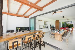 Kuchyň nebo kuchyňský kout v ubytování Villa SeaNest Samui