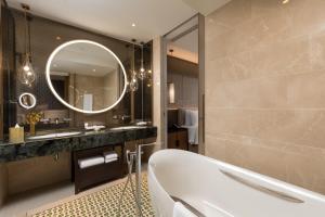 Bilik mandi di Pan Pacific Yangon