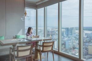 Pemandangan umum bagi Yangon atau pemandangan bandar yang diambil dari hotel