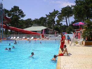 un gruppo di persone in piscina di Mobil-home 4 pers dans Camping 4 étoiles La Palmyre a La Palmyre