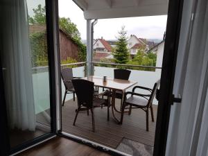 een tafel en stoelen op een balkon met uitzicht bij Casa Perla Bianca in Rheinfelden