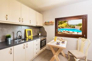 Oceanides Luxury Apartments的厨房或小厨房