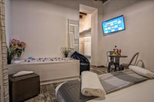 Телевизор и/или развлекательный центр в StarHome Navona