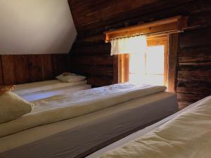 3 łóżka w pokoju z oknem w obiekcie Vango Holiday Village w mieście Laiksaare