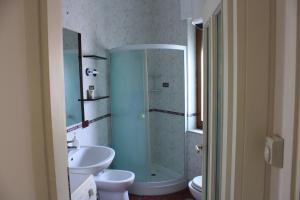 A bathroom at Sorrento Nest Rose Még 25 kép
