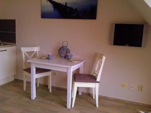 ウッカーミュンデにあるSealounge 239の白いテーブル(椅子2脚付)、テレビ付