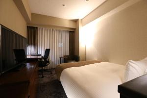 Postel nebo postele na pokoji v ubytování Daiwa Roynet Hotel Nagoya Taiko dori Side