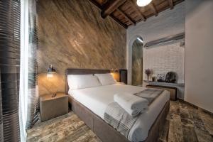 um quarto com uma cama grande e uma parede de tijolos em StarHome Navona em Roma