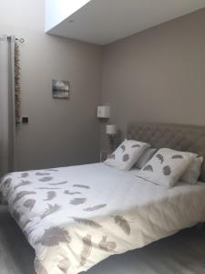 アンデルノ・レ・バンにあるTaminaのベッドルーム1室(大型ベッド1台、白いシーツ、枕付)