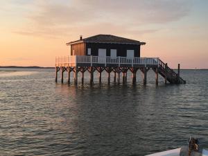 a house on a pier in the water at Tamina in Andernos-les-Bains