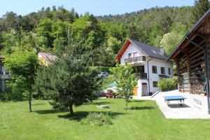 una vista aérea de una casa con patio en Vila Katarina, en Hrastenica