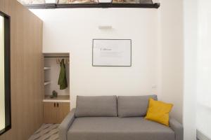 A seating area at Genova Suite Art