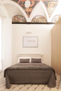 A bed or beds in a room at Genova Suite Art