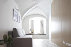 A seating area at Genova Suite Art