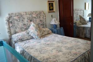- une chambre avec un lit doté d'une tête de lit à motifs floraux dans l'établissement Ático Atlanterra Donkey, à Zahara de los Atunes