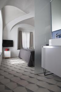 A television and/or entertainment centre at Genova Suite Art